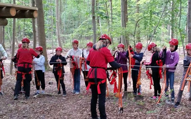 Få en uforglemmelig oplevelse med klassen i Havreholm Klatrepark